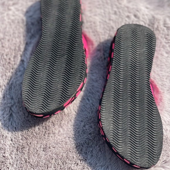 Dark fuchsia flower prints color in black background flip-flops. - Picture 3 of 6